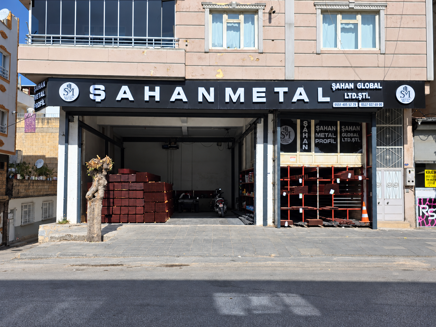 Gaziantep Şahinbey’de Şahan Metal mağazasının tabelası, girişi ve profil rafları